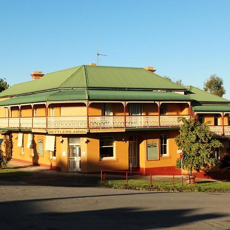 Settlers Arms Hotel Dungog Bagian luar foto